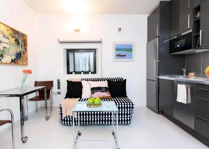 Apartament En Monumento Historico Nacional Corral Del Conde-duque De Olivares